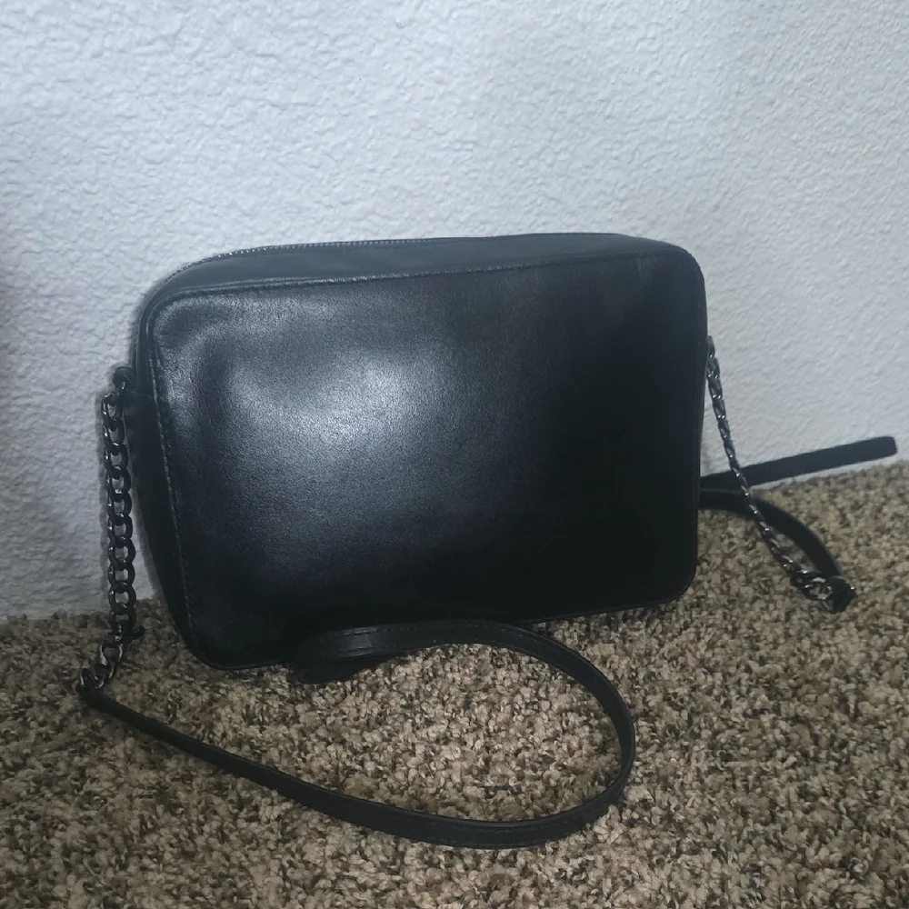 Michael Kors Black Diamond Quilted Crossbody Bag W/ Gunmetal Hardware (EUC)🩶🖤 - Picture 13 of 13